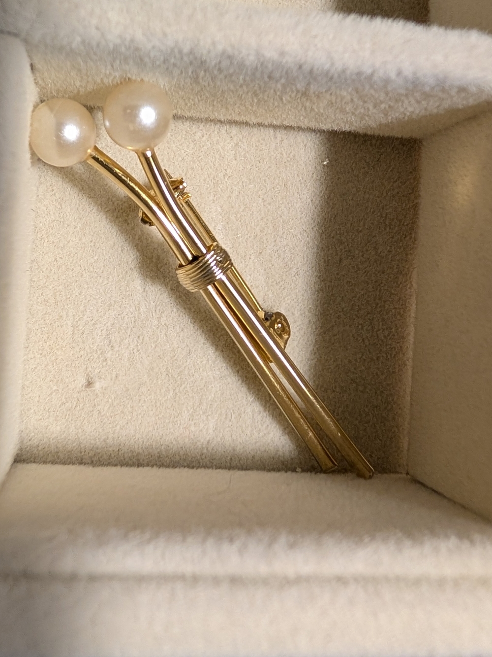 Elegant Gold-Tone Pearl Brooch